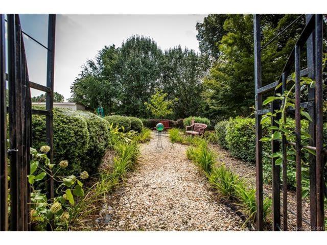 Matthews Manor Bed & Breakfast Экстерьер фото
